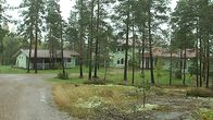 Pääministeri Matti Vanhasen entinen kotitalo piharakennuksineen Nurmijärvellä.