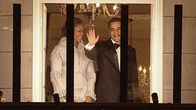 Barack Obama tervehtii juhlakansaa.