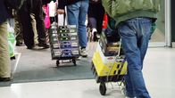 Suomalaiset rahtaavat Tallinnasta viinaa pikkukärryillä.