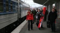 Venäläisiä matkailijoita nousee Kouvolan asemalla junasta.