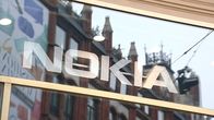 Nokian logo myymälän ikkunassa.