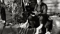 Sotilas lukee kirjettä korsussa jouluna 1939