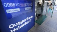 Ulkomainosyhtiö JCDecauxin raitiovaunupysäkkimainos, jossa ohikulkijat pystyivät mainospintaa painamalla ilmaista mielipiteensä Helsinkiin kaavaillusta Guggenheim-museosta, Helsingissä 10. huhtikuuta 2012. 
