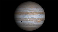 Neljästä Nasan Cassini-luotaimen joulukuussa 2000 ottamasta kuvasta koottu kuva Jupiterista. Kameran kuva-ala ei riitä ottamaan kuvaa koko planeetasta kerralla. Jupiterin Europa-kuu heittää varjon planeetan pinnalle.