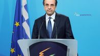 Antonis Samaras puhuu vaalituloksen selvittyä korokkeella.