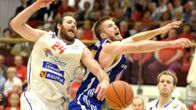Loimaan Bisonsin Ryan McDade ja Joensuun Katajan Sami Lehtoranta kamppailevat koripallon SM-sarjan neljännessä finaaliottelussa.
