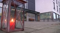 Keinukamarin pihamaa ja kynttilälyhty