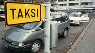 Kaksi taksia tolpalla