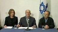 Israelin ulkoministeri Tzipi Livni, pääministeri Ehud Olmert ja puolustusministeri Ehud Barak tiedotustilaisuudessa 27.12.2008