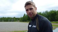 Keihäänheittäjä Antti Ruuskanen hymyilee kameralle Pielaveden urheilukentällä.