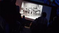 Ihmiset katselevat Charles Chaplinin Siirtolainen-elokuvaa Sodankylän filmifestivaaleilla.