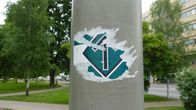 Vihreä tarra jossa nuoli ylöspäin. 