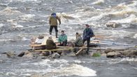 Lippomiehiä keskellä koskea