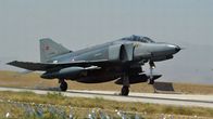 Arkistokuva alas ammutusta F-4 Phantom -hävittäjästä.