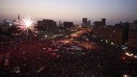 Tahrir-aukiolla juhlitaan Egyptin ensimmäistä vapailla vaaleilla valittua presidenttiä Mohammed Mursia.