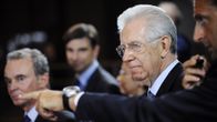 Mario Monti poistumassa euroalueen johtajien kokouksesta.