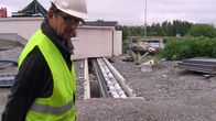 Toimipaikkapäällikkö Vilho Palosaari biokaasuvoimalaitoksen rakennustyömaalla Tervolan Louella.
