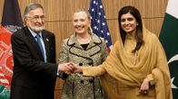 Afganistanin ulkoministeri Zalmai Rassou (vas.), Yhdysvaltain ulkoministeri Hillary Clinton ja Pakistanin ulkoministeri Hina Rabbani kättelivät ennen ministerien ydinryhmän tapaamista Tokiossa 8. heinäkuuta 2012. 