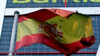 Espanjan lippu liehuu tuulessa Bankia-pankin edessä.