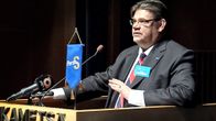 Timo Soini pitää puhetta Kajaanissa.