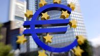 Euron logo Euroopan keskuspankin edessä Frankfurtissa, Saksassa.