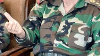 Daoud Rajha seuraamssa ilmavoimien harjoituksia istuen.