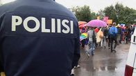 Poliisi valvomassa North Pride -kulkueen etenemistä.