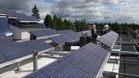 Järvenpääläisen nollaenergiatalon katto on täynnä aurinkopaneeleita ja aurinkokeräimiä.
