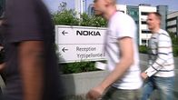 Nokian työntekijöitä menossa infoon.