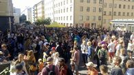 Ihmisiä Kallio Block-partyssa.