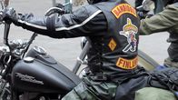 Bandidos-moottoripyöräkerhon liiveihin pukeutunut motoristi.