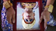 Hindujumalaksi meikattu lapsi katsoo peiliin ennen osallistumistaan Hindujen Janmashtami-juhlaan Intian Amritsarissa 