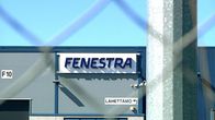 Fenestran logo verkkoaidan takaa kuvattuna
