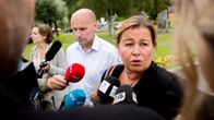 Baera puhuu mikrofoniin, Lippestad taustalla.