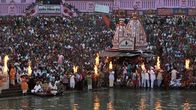 Tuhansia hinduja Gangesjoen rannalla.