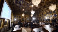 Toimittajat ja kuvaajat odottavat fysiikan Nobel-palkinnon saajien julkistamista.