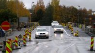 Autoja Paasikiventien sillalla