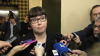 Liikenneministeri Merja Kyllönen vastaamassa toimittajien kysymyksiin.
