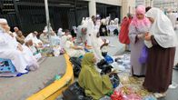  Mekkaan saapuneet muslimipyhiinvaeltajat ostivat matkamuistoja lähellä Masjid al-Haramin moskeijaa sijaitsevalla torilla.