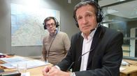 Martti Ruotsalainen Radio Perämeren studiossa. Taustalla juontaja Juha Peltoperä.
