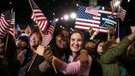 Barack Obaman kannattajat juhlivat Obaman vaalivalvojaisissa sen jälkeen, kun televisiokanavat ennustivat tämän voittaneen vaalit.