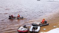 Talvivaaran kaivoksen vuotava sakka-allas 8. marraskuuta 2012. Bentoniittimattoja kuljetettiin sakka-altaan keskellä olevaan vuotokohtaan. 