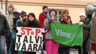 Mielenosoittajat Kainuun Ely-keskuksen pihalla.