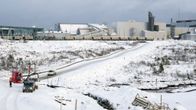 Talvivaaran kaivoksen sakka-altaan eteläinen vuotokohta ja taustalla vuodon vuoksi seisahduksissa oleva metallitehdas  