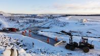 Yleiskuva Talvivaaran kaivokselta, etualalla työmiehiä ja taustalla jätevesiallas.
