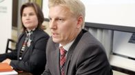 Kimmo Tiilikainen tiedotustilaisuudessa eduskunnassa. 