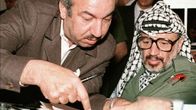 Jasser Arafat (oik.) kuvattuna yhdessä Khalil al-Wazirin (vas.) kanssa Algeriassa huhtikuussa vuonna 1987. Al-Wazir tunnetaan paremmin Abu Jihadina, joka surmattiin oletettavasti israelilaisten agenttien toimesta vuonna 1988. 