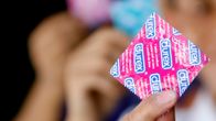 Henkilö pitelee käsissään Durex kondomipakettia. 