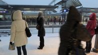 Junaa odottavia Pasilan asemalla