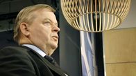 Raimo Sailas istuu Ylen studiossa odottamassa suoran lähetyksen alkua.